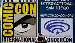 Fanynka, která si fotí plakát na Comic-Conu v  San Diego, Kalifornii.