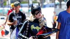 Úastnice komiksového festivalu Comic-Con pevleená za sexy Batman girl.