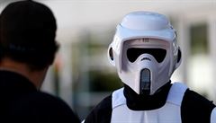 Fanouek filmové série Star Wars pevleený v kostýmu za vojáka impéria na...