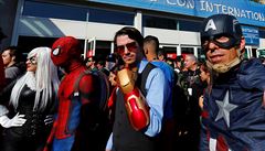 Fanouci festivalu Comic-Con pevleení za Black Cat, Spider-Mana, Iron Mana...