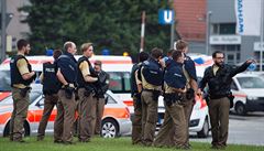 Policisté plánují zásah, ped nákupním centrem Olympia v Mnichov.