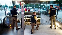 Policisté zasahující u stanice metra Georg-Brauchle-Ring.