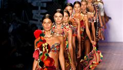 Modelky pedstavují tvorbu kolumbijské módní znaky Agua Bendita.