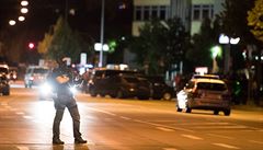 Maskovaný ozbrojený policista i nkolik hodon po útoku - po plnoci steí...