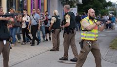 Policie evakuuje lidi z obchodního centra Olympia v Mnichov.