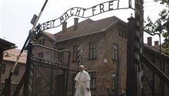 Pape Frantiek v pátek jako tetí hlava katolické církve navtívil nacistický...