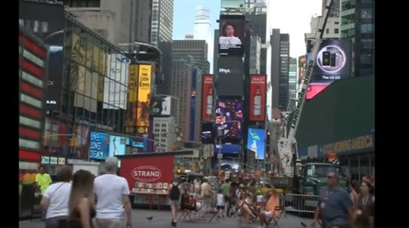 ínská reklama v centru New Yorku