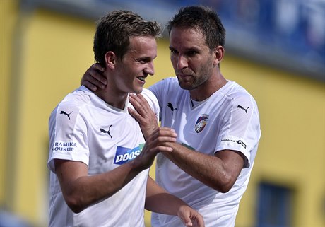 Stelec vítzného gólu Jan Kopic (vlevo) pijímá gratulace od Marka Bakoe.