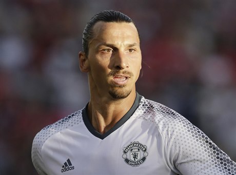 Zlatan Ibrahimovic se proadil krátce po úvodu zápasu a pomohl k výhe 5:2 na...