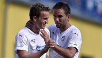 Střelec vítězného gólu Jan Kopic (vlevo) přijímá gratulace od Marka Bakoše. | na serveru Lidovky.cz | aktuální zprávy