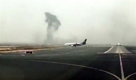 Amatérská fotografie zachycuje rozsáhlý kou z poáru Boeingu 777 spolenosti...