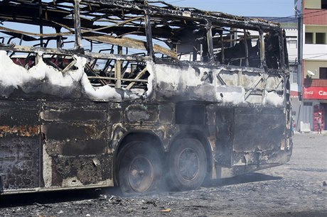 Trosky autobusu v brazilském Natalu.