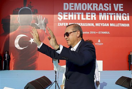 Turecký prezident Recep Tayyip Erdogan se vítá se svými píznivci.