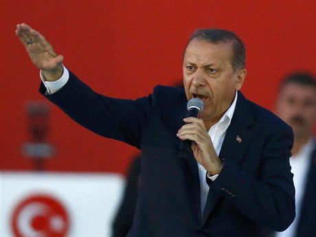 Erdogan burcuje své píznivce bhem manifestace na jeho podporu v Istanbulu.