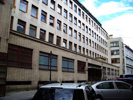 Nkdejí sídlo StB v praské Bartolomjské ulici, tzv. kachlíkárna.