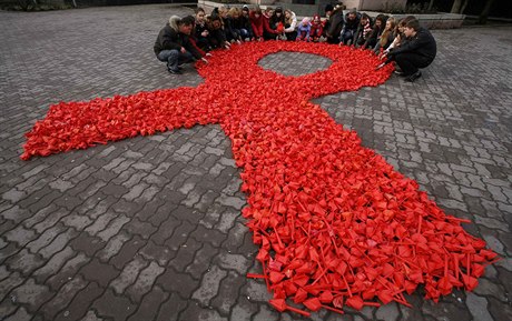Ruská mláde upozoruje na hrozbu AIDS (ilustraní snímek).