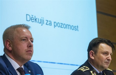 Ministr vnitra Milan Chovanec (vlevo) a policejní prezident Tomá Tuhý.