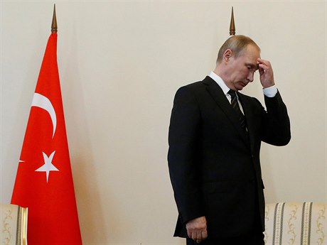 Ruský prezident Vladimir Putin se na úvod první schzky se svým tureckým...