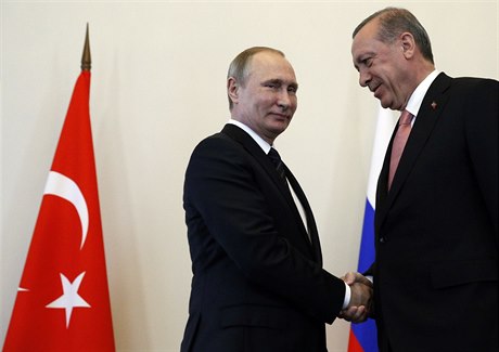 Ruský prezident Vladimir Putin se na úvod první schzky se svým tureckým...