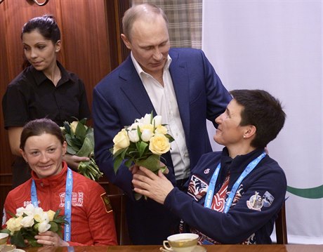 Ruský prezident Vladimir Putin pedává v Soi kvtiny ruským paralympionikám u...