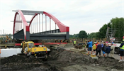 Celý projekt dopravní stavby by nově měli vypracovat soutěžící Stavbaři posouvají ocelovou konstrukci mostu. | na serveru Lidovky.cz | aktuální zprávy
