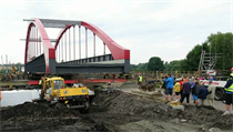 Stavbaři posouvají ocelovou konstrukci mostu. Stavbaři posouvají ocelovou konstrukci mostu.