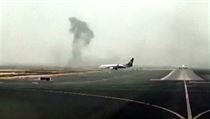Amatrsk fotografie zachycuje rozshl kou z poru Boeingu 777 spolenosti...