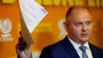 Hejtman Michal Hašek ukazuje smlouvy, kterými argumentoval po jednání... | na serveru Lidovky.cz | aktuální zprávy