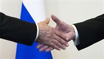 Znovu ruku v ruce. Ruka Vladimira Putina (vlevo) m vstc ruce jeho...