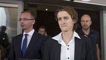 Martina Sáblíková a právník Jan Šťovíček (vlevo) odcházejí od jednání u... | na serveru Lidovky.cz | aktuální zprávy