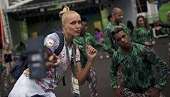 Bloruska Jelena Leuanková si dlá selfie s fanouky.