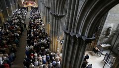 Tisíce lidí se selo v katedrále ve francouzském Rouenu na smutení obad...