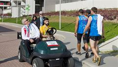 Prezident Milo Zeman (vlevo) pijídí 4. srpna elektromobilem na prohlídku...