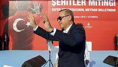 Turecký prezident Recep Tayyip Erdogan se vítá se svými píznivci.
