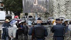 Francouztí policisté steí ulice. Výjimený stav kvli teroristickým útokm...
