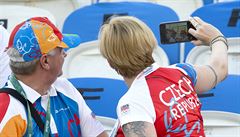 Myná se lechtovou a nezbytné selfie na beachvolejbale. Dole éf formule 1...