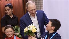 Ruský prezident Vladimir Putin pedává v Soi kvtiny ruským paralympionikám u...