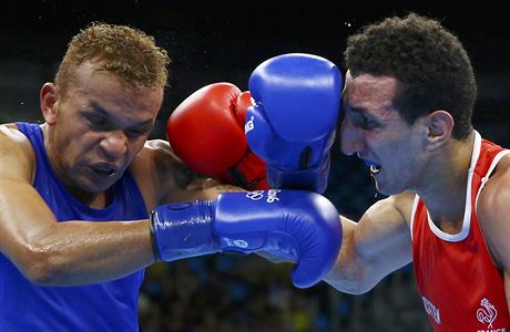 Olympijsk box - Francouz Sofiane Oumiha (v ervenm) a Thajec Amnat Ruenroeng...