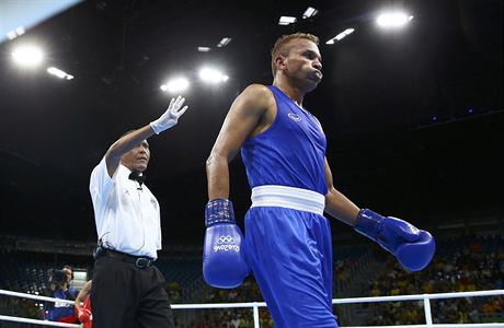 Olympijský box - Francouz Sofiane Oumiha (v erveném) a Thajec Amnat Ruenroeng...