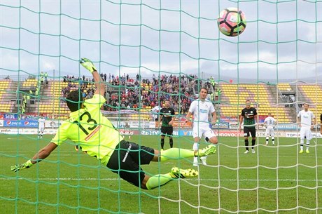 Marek Bako pekonává píbramského brankáe.