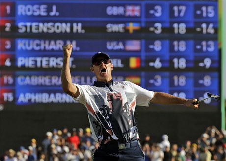 Britský golfista Justin Rose slaví zlato.