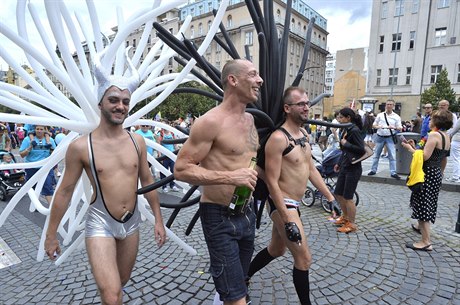 Dalí roník pochodu na podporu sexuálních menin Prague Pride proel centrem...
