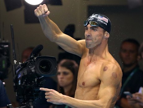 Michael Phelps se raduje z triumfu v závod na 200 metr motýlek.