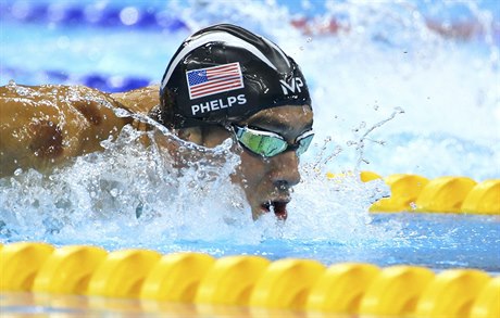 Michael Phelps se raduje z triumfu v závod na 200 metr motýlek.