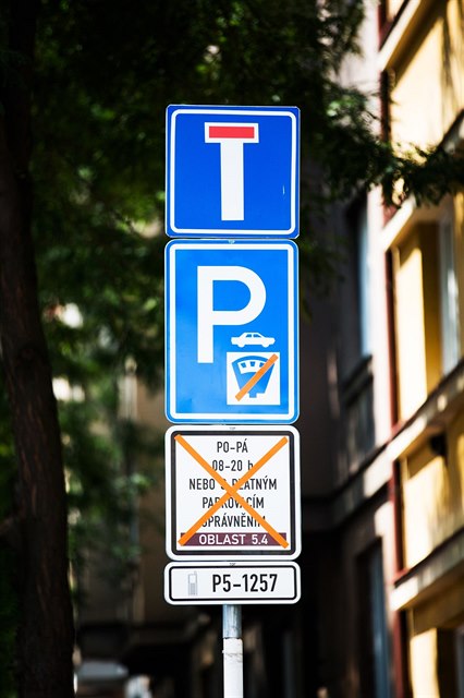 Parkovací modré zóny na Praze 5.
