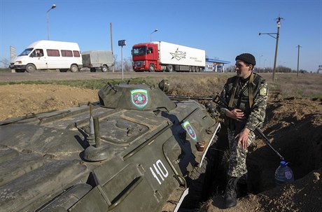 Ukrajinský voják na kontrolním stanoviti poblí msta Armjansk v Chersonské...