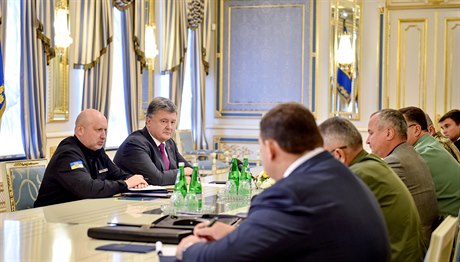 Ukrajinský prezident Petro Poroenko a éf bezpenostní rady Oleksandr Turynov...