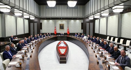 Turecký prezident Tayyip Erdogan pedsedá jednání vládního kabinetu.