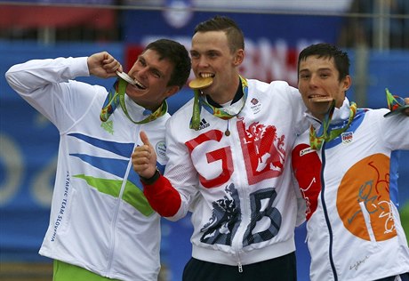 Slovinec Kauzer, Brit Clarke a bronzový Jií Prskavec na medailovém ceremoniálu.