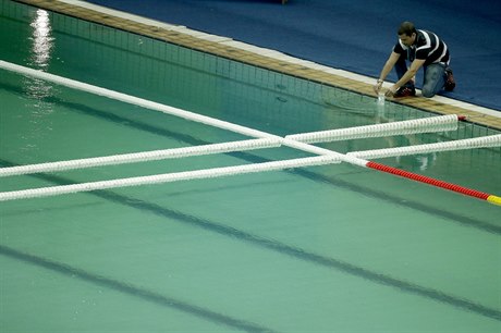 Testování vody ze zeleného bazénu pro vodní pólo.